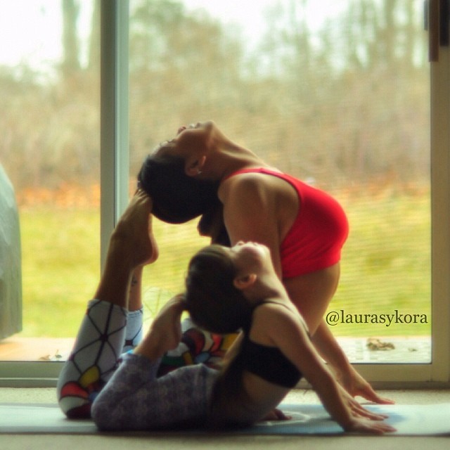 Mother And 4-Year-Old Daughter Take Adorable Pictures Of Their Impressive Yoga Poses