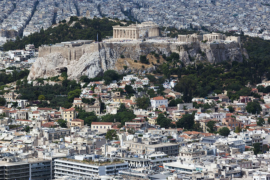 15 Famous Landmarks Zoomed Out To Show Their Surroundings