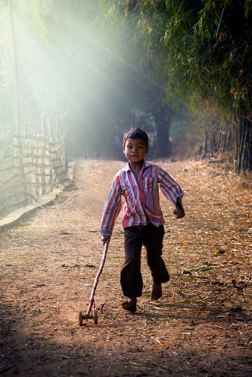 30 Magical Photos Of Children Playing Around The World