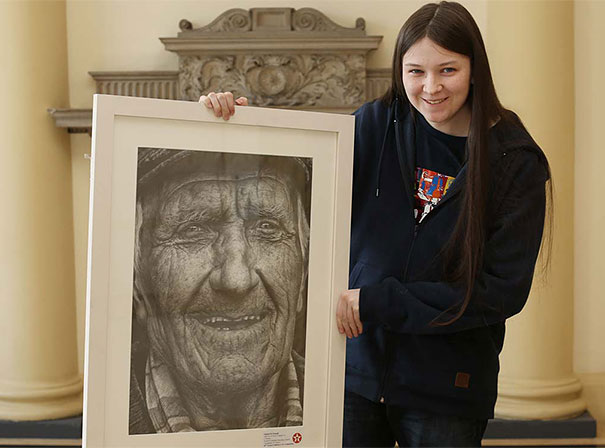 16-Year-Old Girl Wins National Art Competition With Stunning Hyper-Realistic Pencil Portrait