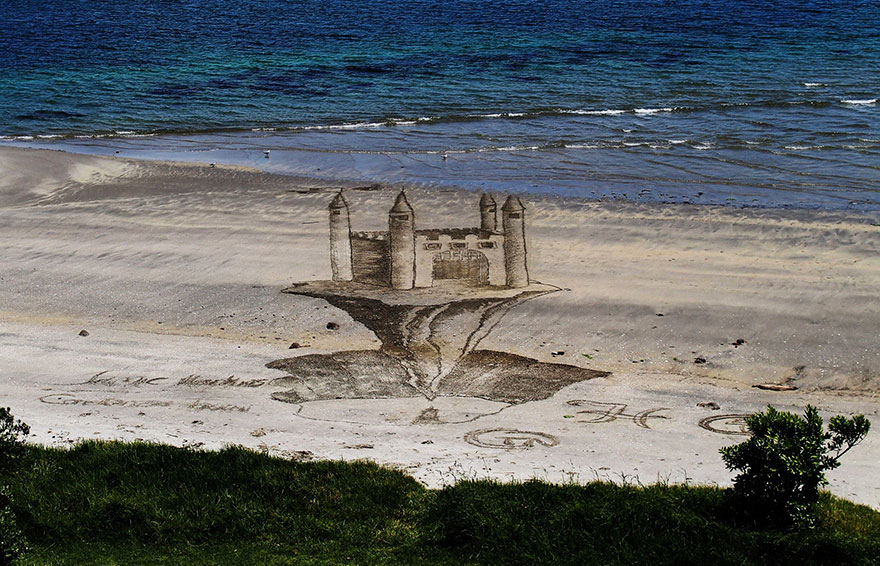 Mind-Bending 3D Beach Art By NZ Artists Jamie Harkins, Constanza Nightingale and David Rendu