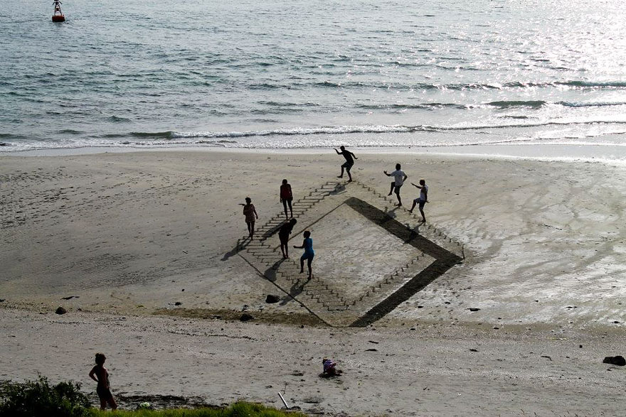 Mind-Bending 3D Beach Art By NZ Artists Jamie Harkins, Constanza Nightingale and David Rendu