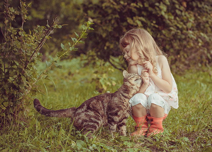 179 Heartwarming Photos Of Kids Playing With Their Cats