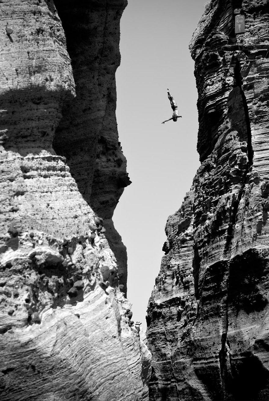 30 Death-Defying Photos That Will Make Your Heart Skip A Beat