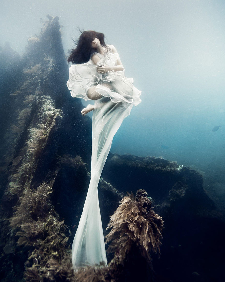 bali-shipwreck-divers-underwater-photoshoot-benjamin-von-wong-2
