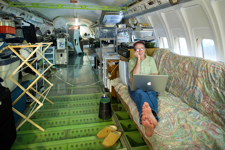 Man Lives In A Boeing 727 In The Middle Of The Woods | Bored Panda