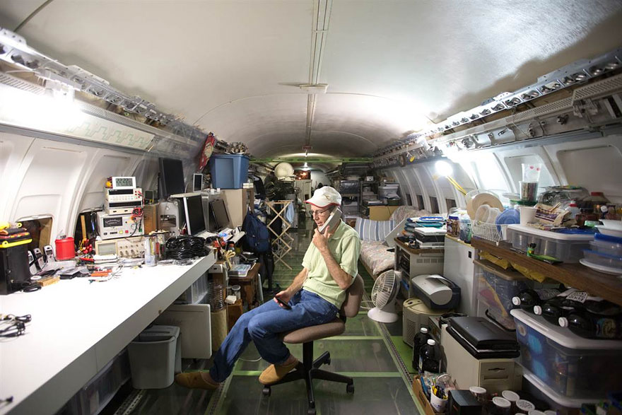Man Lives In A Boeing 727 In The Middle Of The Woods