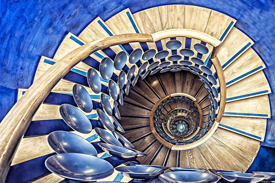 30 Mesmerizing Examples of Spiral Staircase Photography