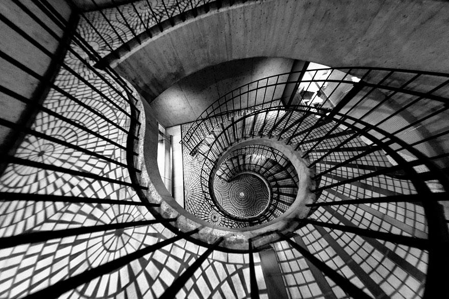 30 Mesmerizing Examples of Spiral Staircase Photography