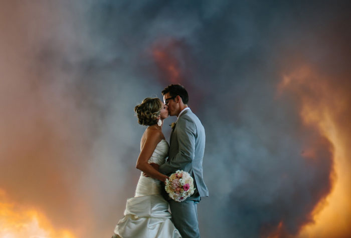 Wildfire In Oregon Ruined Wedding Party But Turned It Into An Epic Photoshoot