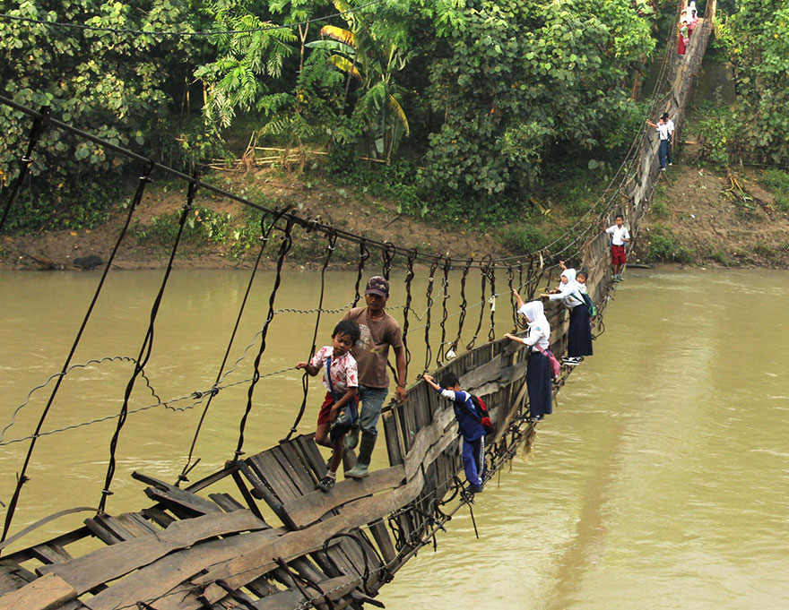 25 Photos Of Children Traveling To School On The World's Most Difficult Roads  