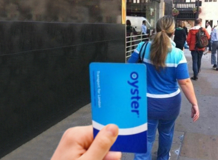 Woman's Clothes Look Like An Oyster Card