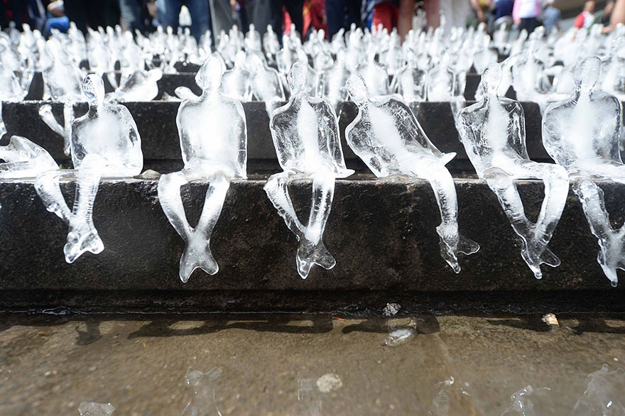 5,000 Melting Ice Sculptures Remember The Victims Of WWI