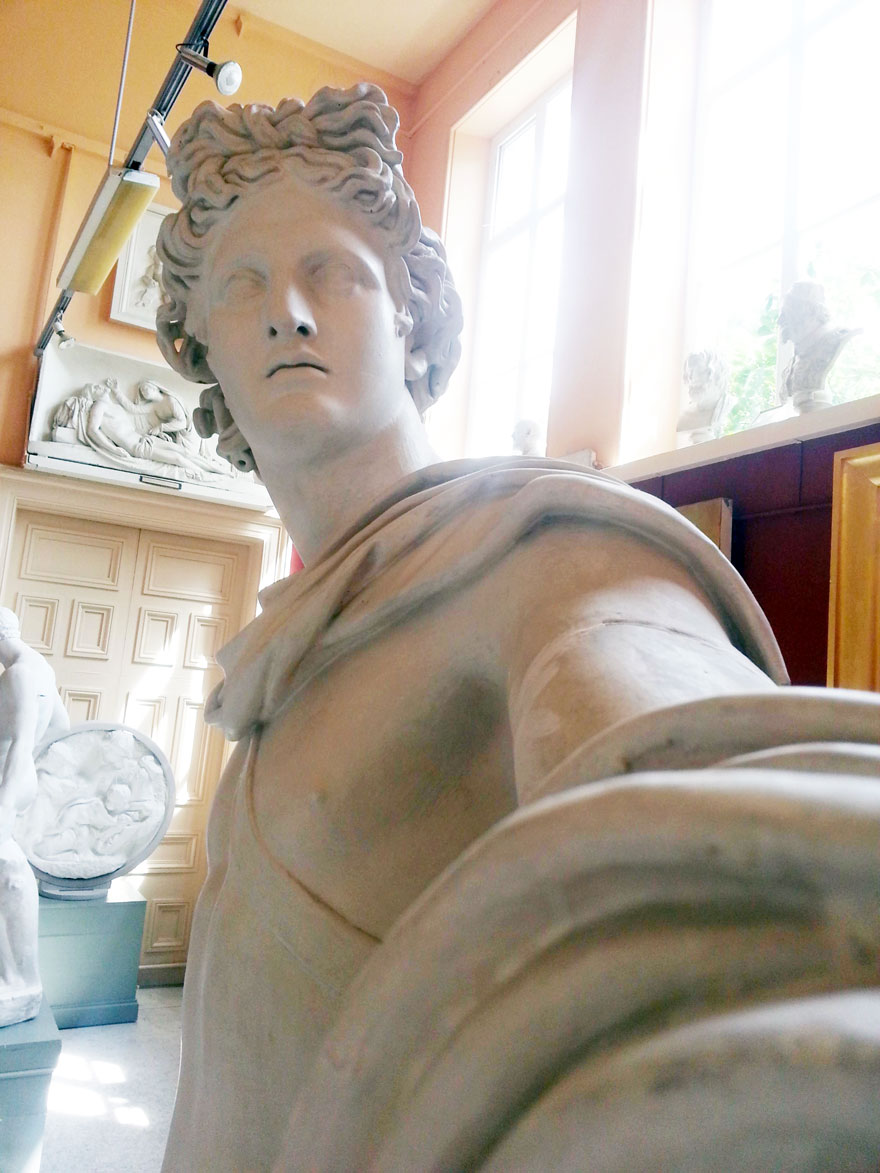 Guy Makes Statues Take Selfies By Cleverly Positioning His Camera