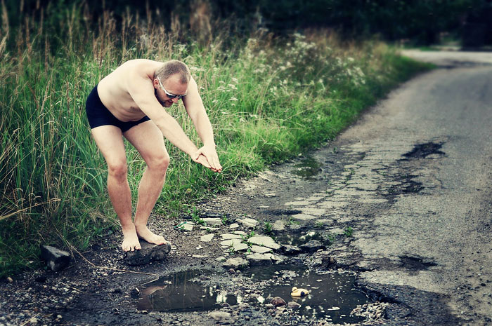 Friends Take Funny Pothole Photos To Draw Government’s Attention To Poor Road Conditions In Kaunas