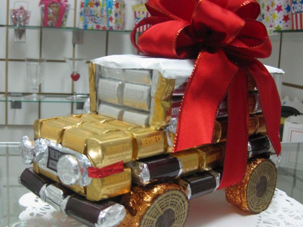 Hershey´s Chocolate Car Model With Chocolate Oreo Wheels