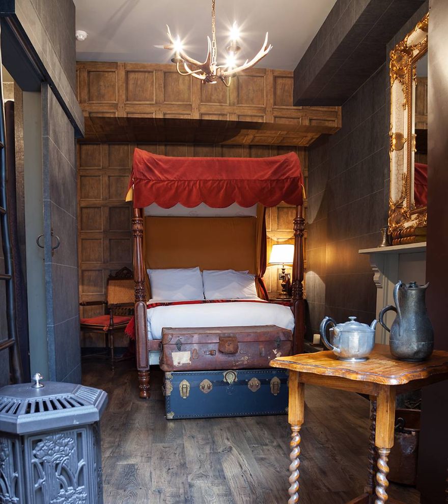 Harry Potter Fans Can Now Stay In Hogwarts-Themed Hotel Rooms