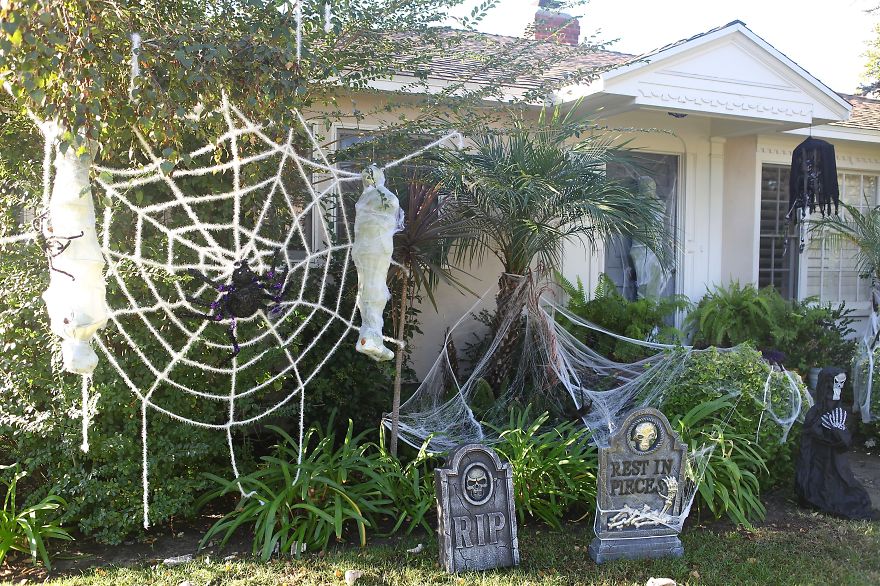Halloween Is In The 'hood Halloween Is In The 'hood
