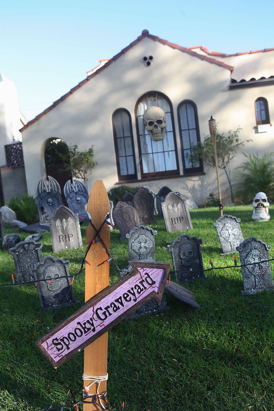 Halloween Is In The 'hood Halloween Is In The 'hood