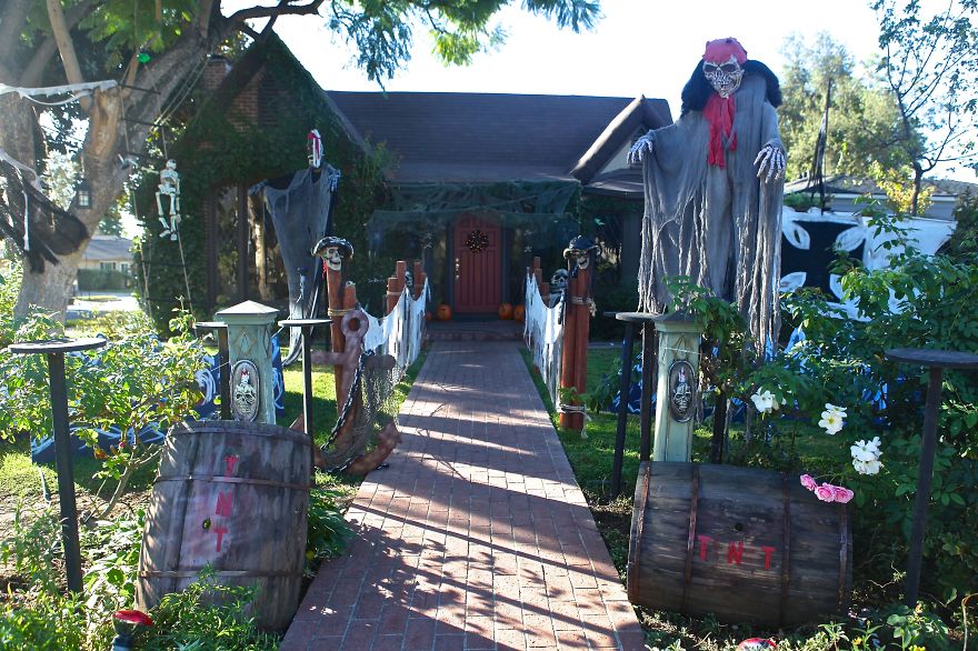 Halloween Is In The 'hood Halloween Is In The 'hood