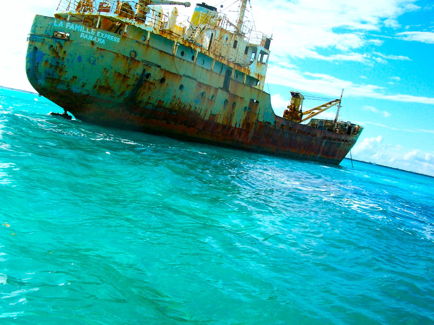 La Famille Express, Ran Aground Off The Coast Of Turks And Caicos