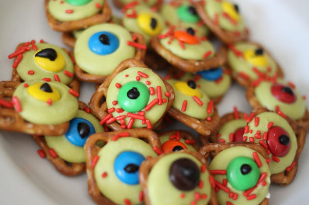 Eyeball Pretzel Cookies