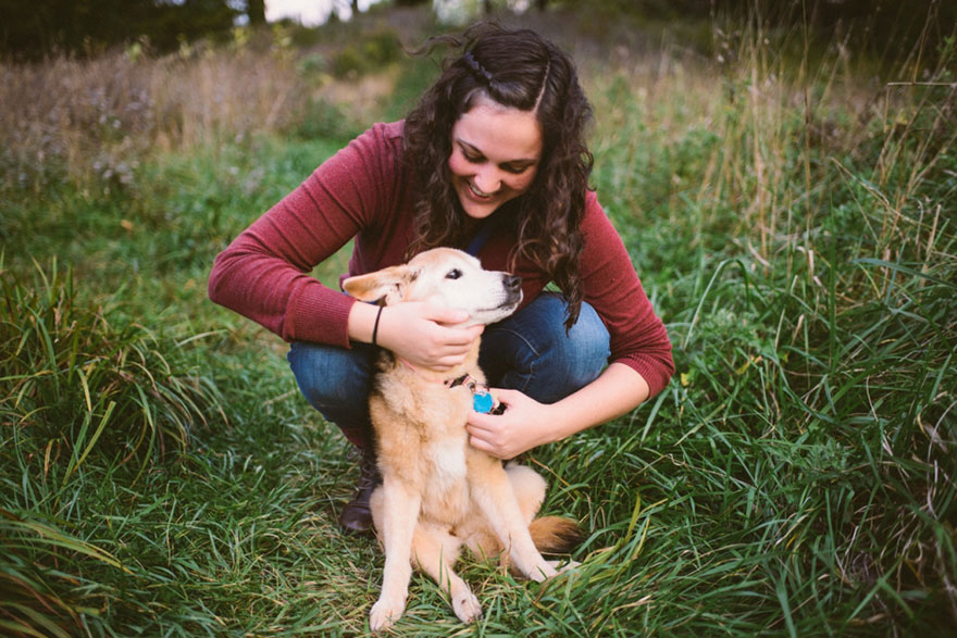 Photographer Says Goodbye To Her 16-Year-Old Dog With Heartwarming Photoshoot