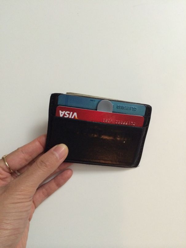 The Camsa Clip - A Simple And Useful Tool That Helps Users Pull Cards Out Of Their Wallets