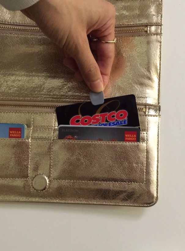 The Camsa Clip - A Simple And Useful Tool That Helps Users Pull Cards Out Of Their Wallets