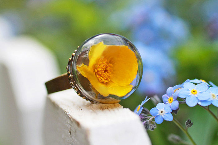 58 Delicate Rings With Magical Scenes Inside Glass Balls
