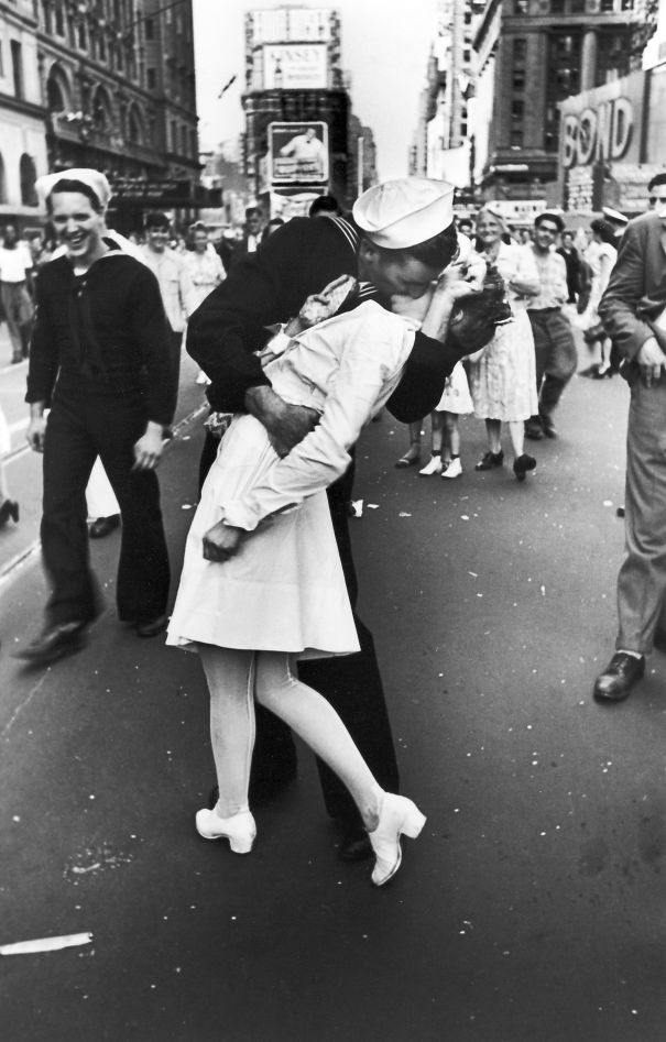 Sailor Kissing Nurse, Times Square, August 14, 1945.