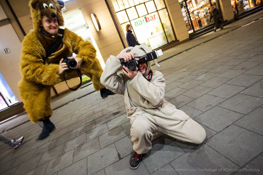 Photographer Dressed Up As Santa Spreads Christmas Joy By Photographing Unsuspecting People