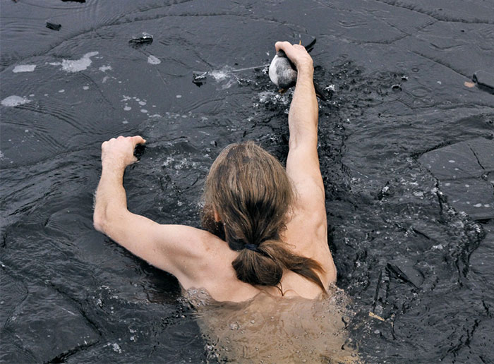 Norwegian Guy Plunges Into Frozen Lake To Rescue Drowning Duck