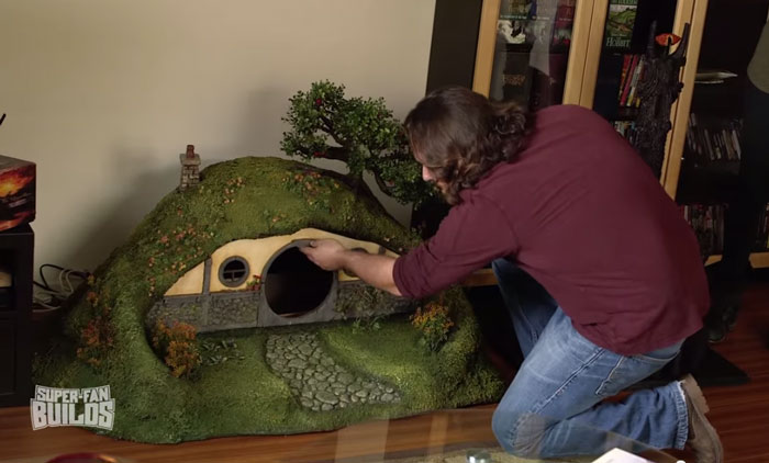 lord-of-the-rings-cat-liter-box-sauron-scrathing-post-superfan-builds-12