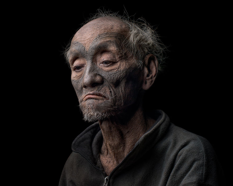 Two Bulgarian Photographers Create Breathtaking Portraits Of The Last Headhunters Two Bulgarian Photographers Create Breathtaking Portraits Of The Last Headhunters