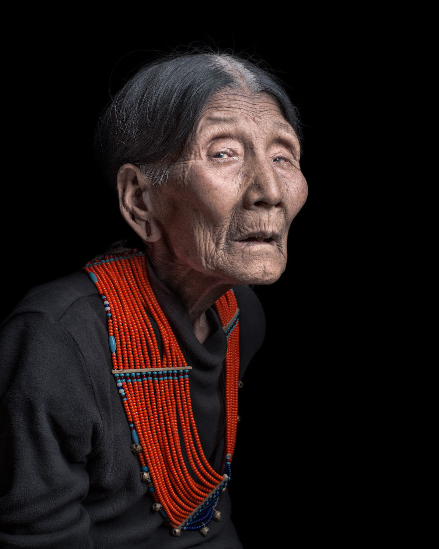 Two Bulgarian Photographers Create Breathtaking Portraits Of The Last Headhunters Two Bulgarian Photographers Create Breathtaking Portraits Of The Last Headhunters