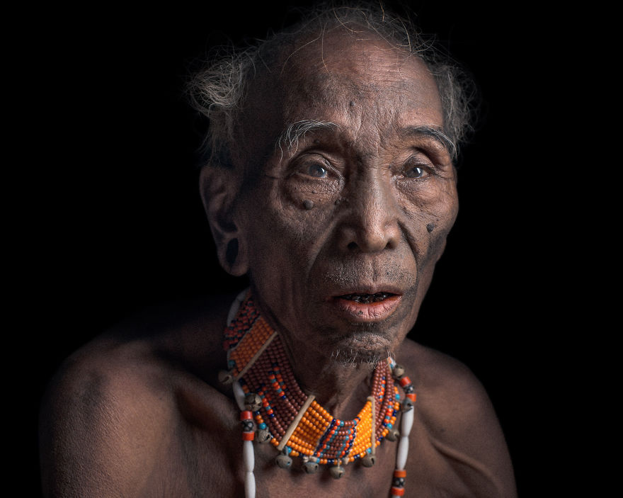 Two Bulgarian Photographers Create Breathtaking Portraits Of The Last Headhunters Two Bulgarian Photographers Create Breathtaking Portraits Of The Last Headhunters