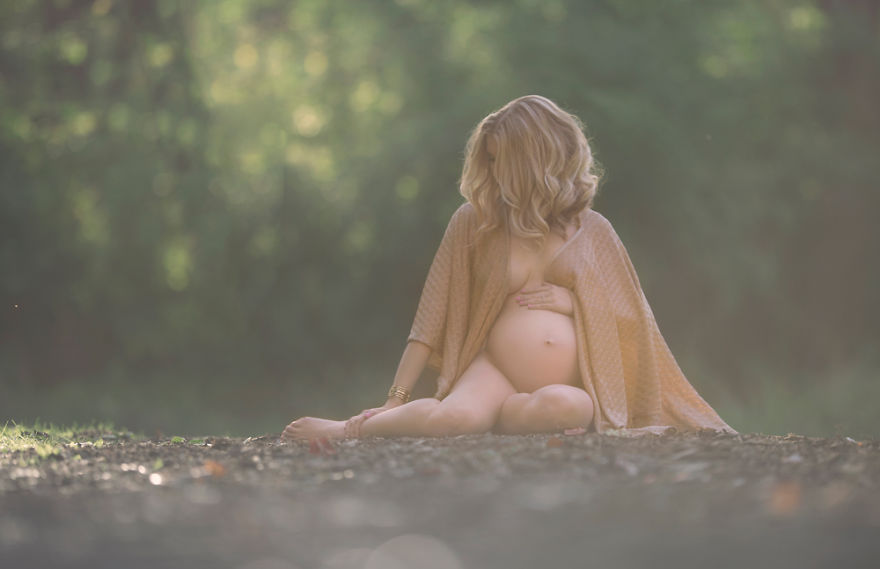 Photographer Takes Her Pregnant Models Outdoors In Any Kind Of Weather
