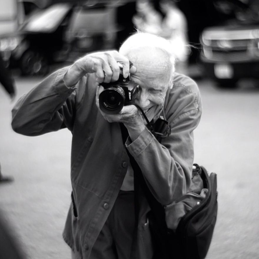 I Shoot Photos Of Celebrities Parting In Nyc, With A Toy Plastic Camera.