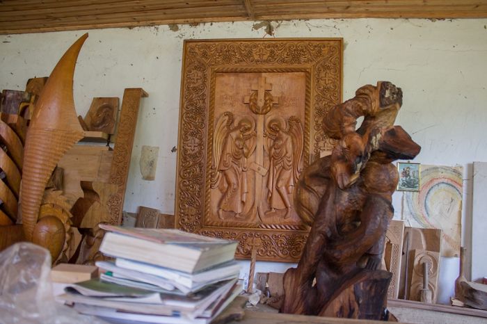 Artist Florin Cristea Creates Handmade Woodsculptures For Over 20 Years In Vrancea, Romania.