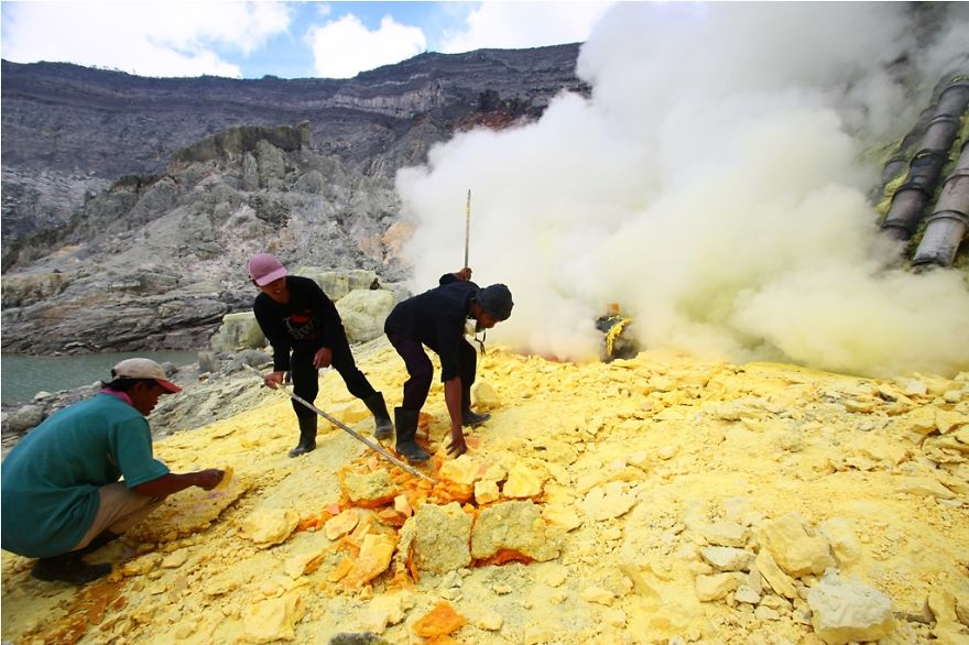 The Story Of Sulfur Miners’ Hard Work