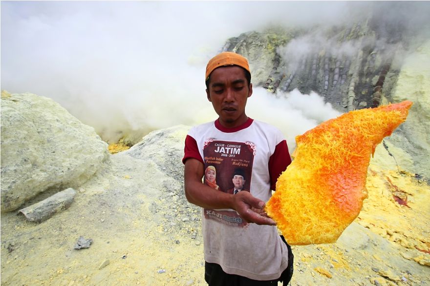 The Story Of Sulfur Miners’ Hard Work