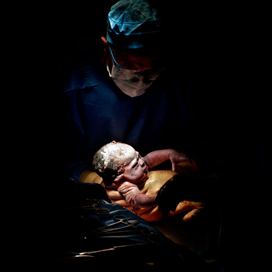Photographer Takes Portraits Of Babies Seconds After Birth