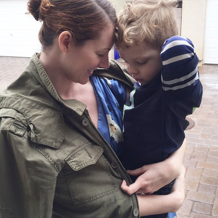 Mamička nechala svojho 3-ročného syna, aby ju celý týždeň obliekal
