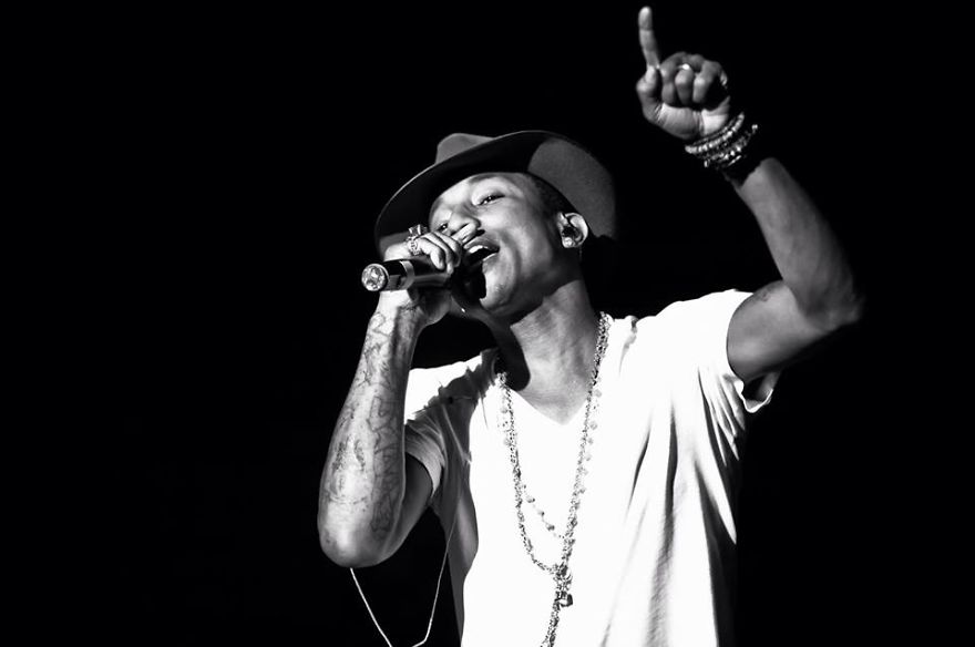 I Tour With Celebrities And Capture Their Moments Of Fame