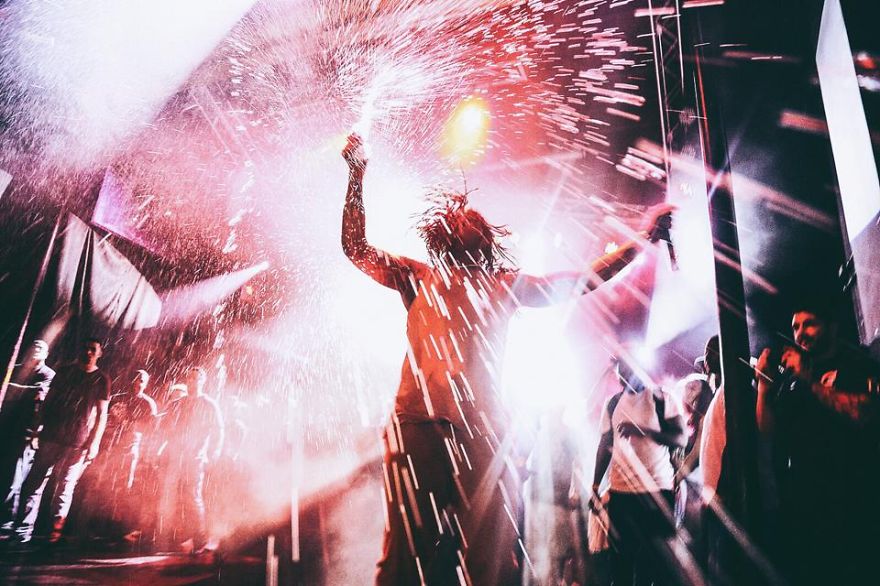 I Tour With Celebrities And Capture Their Moments Of Fame