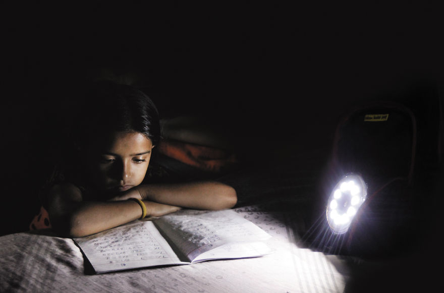 How This School Bag Also Serves As A Study Lamp For Delhi&rsquo;s Slum Kids