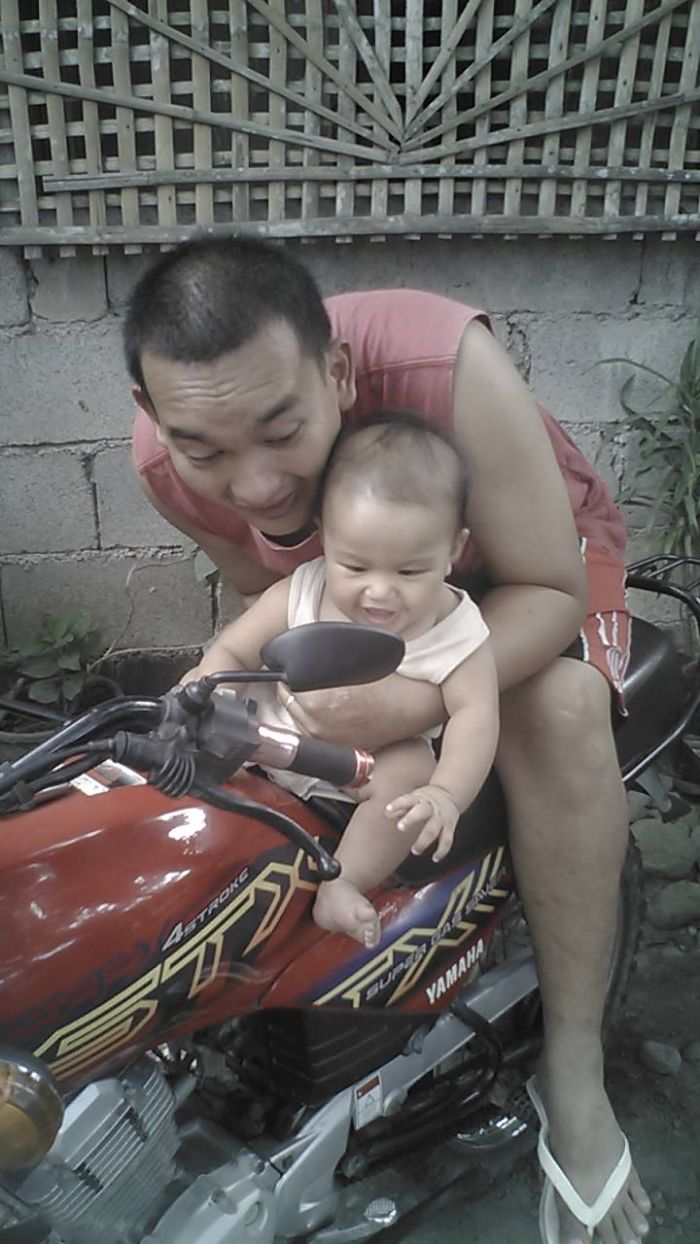 Este padre deja a su bebé jugar en su moto para calmar sus rabietas