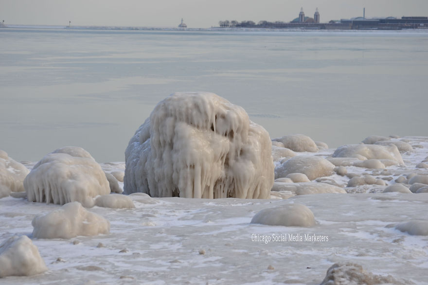 Incredible Photographs Taken Of Chicago's Frozen Lakefront