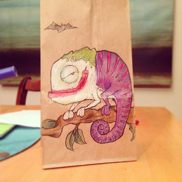 Este padre lleva 2 años dibujando personajes en la bolsa del almuerzo de su hijo